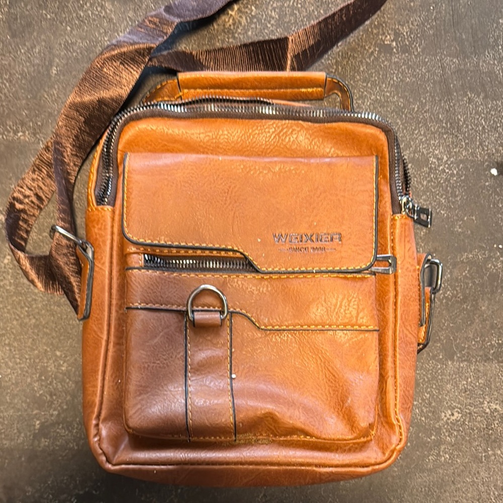 Brown Leather Messenger Bag with Adjustable Straps and Classic Craftsmanship